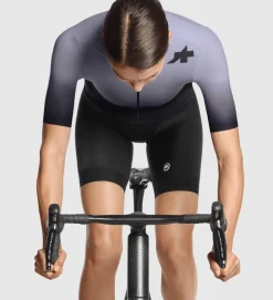 ASSOS Maillot Dyora RS Jersey S9 Targa Hound Grey 14 ASSOS Maillot Dyora RS Jersey S9 Targa Hound Grey -Bicicletas Eléctricas assos maillot dyora rs jersey s9 targa hound grey 4