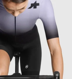 ASSOS Maillot Dyora RS Jersey S9 Targa Hound Grey 17 ASSOS Maillot Dyora RS Jersey S9 Targa Hound Grey -Bicicletas Eléctricas assos maillot dyora rs jersey s9 targa hound grey 7