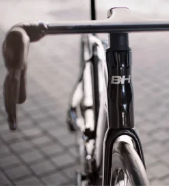 BH Bikes BH Core Race Carbon 1.5 Blanco / Rojo -Bicicletas Eléctricas bh core race carbon 15 blanco rojo 2