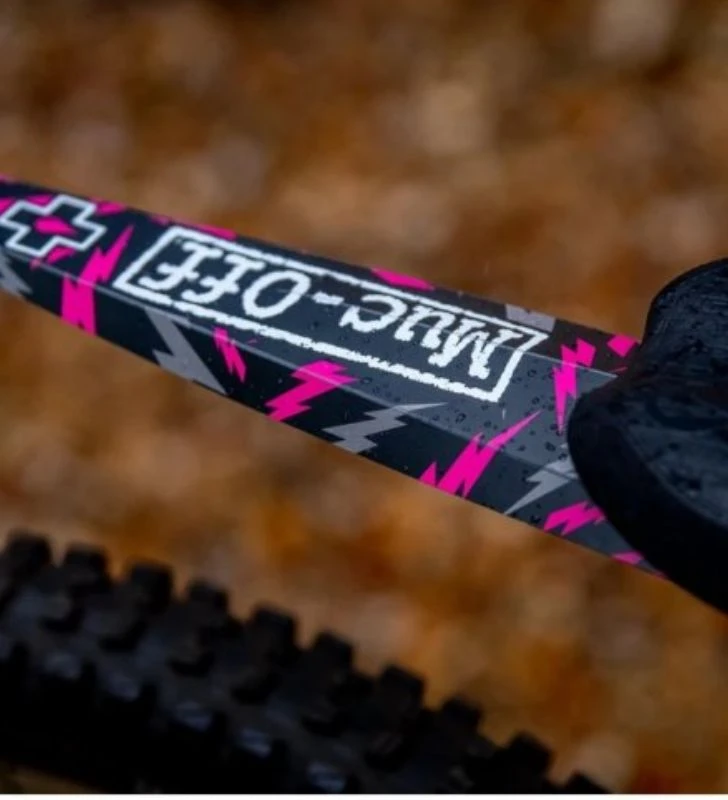 MUC-OFF Guardabarros Bolt Trasero 26-29 Rosa / Negro / Gris 3 MUC-OFF Guardabarros Bolt Trasero 26-29 Rosa / Negro / Gris - Imagen 2