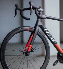 Wilier Triestina WILIER Garda Shimano 105 R7020 11S / Shimano RS171 DISC Negro / Rojo -Bicicletas Eléctricas wilier garda shimano 105 r7020 11s shimano rs171 disc negro rojo 1